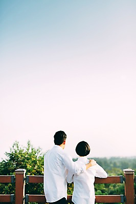포토 JPG 주간 부부 여자 남자 여유 하늘 휴식 서기 성인 야외 두명 뒷모습 30대 제주도 다정 한국인 부부라이프 성인만 국내포토 자연요소 라이프스타일 커플 감정 뷰포인트 컨셉 모션 한국 사람 동양인 장년 파일형식