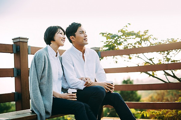 포토 JPG 주간 부부 여자 남자 벤치 휴식 미소 앉기 상반신 성인 야외 두명 앞모습 30대 제주도 다정 한국인 부부라이프 성인만 국내포토 자연요소 라이프스타일 커플 뷰포인트 컨셉 의자 모션 한국 표정 사람 동양인 장년 파일형식