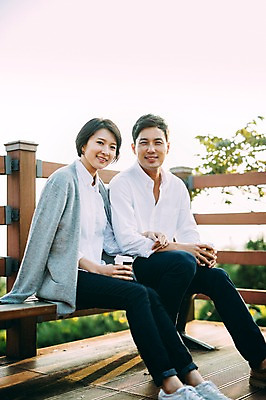 포토 JPG 주간 전신 부부 여자 남자 벤치 휴식 미소 앉기 성인 야외 두명 앞모습 30대 제주도 다정 한국인 부부라이프 성인만 국내포토 자연요소 라이프스타일 커플 뷰포인트 컨셉 의자 모션 한국 표정 사람 동양인 장년 파일형식