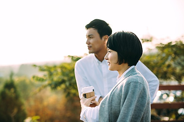 포토 JPG 주간 부부 응시 여자 남자 휴식 서기 미소 상반신 성인 야외 두명 옆모습 30대 제주도 다정 한국인 부부라이프 성인만 국내포토 자연요소 라이프스타일 커플 시선 뷰포인트 컨셉 모션 한국 표정 사람 동양인 장년 파일형식