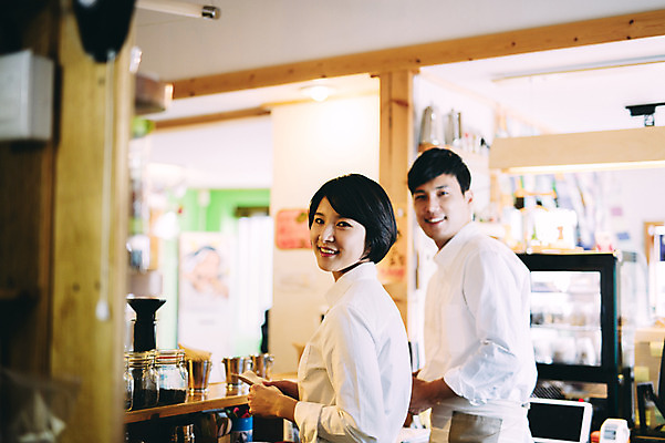 포토 JPG 부부 여자 남자 실내 서기 미소 상반신 성인 두명 옆모습 30대 제주도 카페 한국인 준비 바리스타 맞벌이 부부라이프 성인만 소상공인 국내포토 직업 라이프스타일 커플 뷰포인트 모션 한국 표정 사람 동양인 내부 장년 경제 상점 상인 파일형식