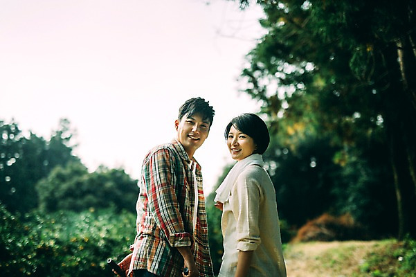 포토 JPG 주간 부부 여자 남자 서기 미소 상반신 성인 야외 두명 옆모습 뒷모습 30대 제주도 농장 다정 한국인 뒤돌아보기 부부라이프 성인만 국내포토 자연요소 라이프스타일 커플 뷰포인트 컨셉 농업 모션 한국 표정 사람 동양인 장년 파일형식