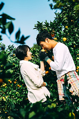 포토 JPG 주간 부부 여자 남자 귤 서기 상반신 성인 야외 두명 옆모습 30대 제주도 농장 다정 한국인 수확 향기 부부라이프 성인만 국내포토 자연요소 라이프스타일 커플 뷰포인트 컨셉 농업 과일 모션 한국 사람 동양인 장년 냄새 파일형식