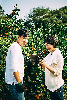 포토 JPG 주간 부부 여자 남자 서기 미소 들기 상반신 성인 야외 두명 옆모습 30대 태블릿 제주도 농장 다정 한국인 즐거움 부부라이프 성인만 국내포토 자연요소 라이프스타일 커플 감정 뷰포인트 컨셉 농업 모션 한국 표정 사람 동양인 장년 전자제품 스마트기기 파일형식