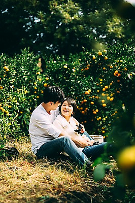 포토 JPG 주간 전신 부부 여자 남자 포옹 휴식 귤 미소 앉기 성인 야외 두명 옆모습 30대 제주도 농장 다정 한국인 부부라이프 성인만 국내포토 자연요소 라이프스타일 커플 뷰포인트 컨셉 농업 과일 안기 모션 한국 표정 사람 동양인 장년 파일형식