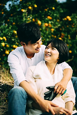 포토 JPG 주간 부부 여자 남자 포옹 휴식 미소 앉기 상반신 성인 야외 두명 앞모습 30대 제주도 농장 다정 한국인 부부라이프 성인만 국내포토 자연요소 라이프스타일 커플 뷰포인트 컨셉 농업 안기 모션 한국 표정 사람 동양인 장년 파일형식