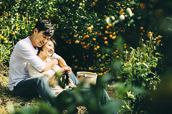 포토 JPG 주간 전신 부부 여자 남자 포옹 휴식 귤 미소 앉기 성인 야외 두명 옆모습 30대 제주도 농장 다정 한국인 부부라이프 성인만 국내포토 자연요소 라이프스타일 커플 뷰포인트 컨셉 농업 과일 안기 모션 한국 표정 사람 동양인 장년 파일형식