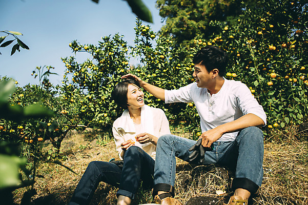 포토 JPG 주간 부부 여자 남자 휴식 귤 미소 들기 앉기 상반신 성인 야외 두명 앞모습 30대 제주도 농장 다정 한국인 부부라이프 성인만 쓰다듬기 국내포토 자연요소 라이프스타일 커플 뷰포인트 컨셉 농업 과일 모션 한국 표정 사람 동양인 장년 파일형식