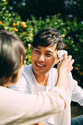 포토 JPG 주간 부부 여자 남자 휴식 미소 들기 앉기 상반신 성인 야외 두명 앞모습 뒷모습 30대 수건 제주도 농장 다정 한국인 부부라이프 성인만 국내포토 자연요소 라이프스타일 커플 뷰포인트 컨셉 농업 모션 한국 표정 사람 동양인 장년 위생용품 파일형식