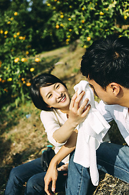 포토 JPG 주간 부부 여자 남자 휴식 미소 들기 앉기 상반신 성인 야외 두명 앞모습 30대 수건 제주도 농장 다정 한국인 부부라이프 성인만 국내포토 자연요소 라이프스타일 커플 뷰포인트 컨셉 농업 모션 한국 표정 사람 동양인 장년 위생용품 파일형식