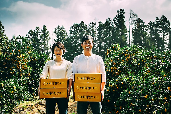 포토 JPG 주간 부부 여자 남자 귤 서기 미소 들기 상반신 성인 야외 두명 앞모습 30대 상자 제주도 농장 다정 한국인 부부라이프 성인만 국내포토 자연요소 라이프스타일 커플 뷰포인트 컨셉 농업 과일 모션 한국 표정 사람 동양인 장년 파일형식