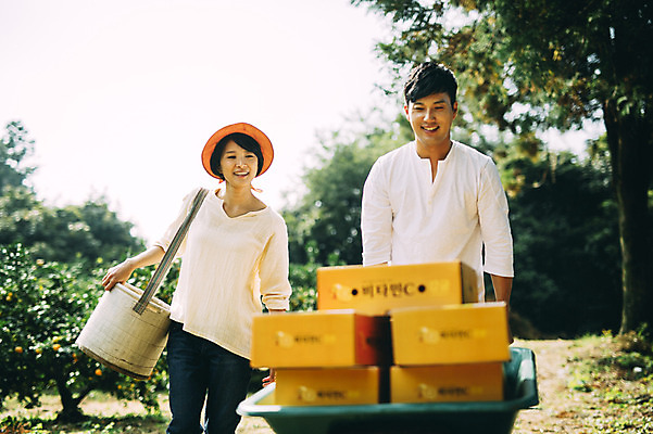 포토 JPG 주간 부부 여자 남자 상반신 성인 야외 두명 앞모습 30대 제주도 농장 걷기 다정 수레 한국인 수레끌기 부부라이프 성인만 국내포토 자연요소 라이프스타일 커플 뷰포인트 컨셉 농업 모션 한국 사람 동양인 장년 카트 당기기 파일형식