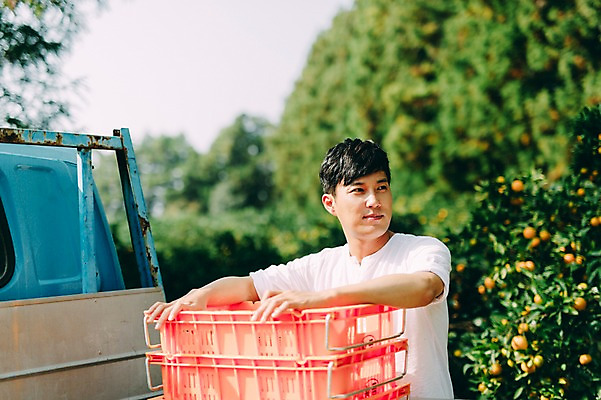 포토 JPG 주간 남자 한명 서기 상반신 성인 야외 앞모습 30대 상자 제주도 농장 한국인 트럭 운반 남자만 성인남자만 국내포토 자연요소 1 뷰포인트 농업 모션 자동차 한국 사람 동양인 장년 성인만 파일형식