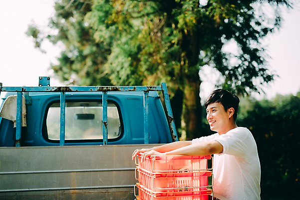 포토 JPG 주간 남자 한명 서기 미소 상반신 성인 야외 옆모습 30대 상자 제주도 농장 한국인 트럭 운반 남자만 성인남자만 국내포토 자연요소 1 뷰포인트 농업 모션 자동차 한국 표정 사람 동양인 장년 성인만 파일형식