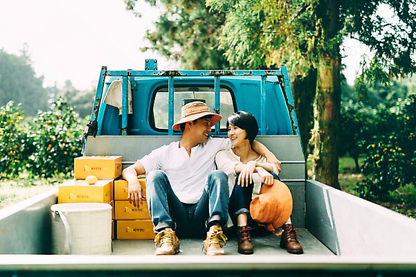 포토 JPG 주간 전신 부부 여자 남자 휴식 앉기 성인 야외 두명 앞모습 30대 제주도 농장 다정 한국인 트럭 부부라이프 성인만 국내포토 자연요소 라이프스타일 커플 뷰포인트 컨셉 농업 모션 자동차 한국 사람 동양인 장년 파일형식