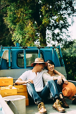 포토 JPG 주간 전신 부부 여자 남자 휴식 앉기 성인 야외 두명 앞모습 30대 제주도 농장 다정 한국인 트럭 부부라이프 성인만 국내포토 자연요소 라이프스타일 커플 뷰포인트 컨셉 농업 모션 자동차 한국 사람 동양인 장년 파일형식