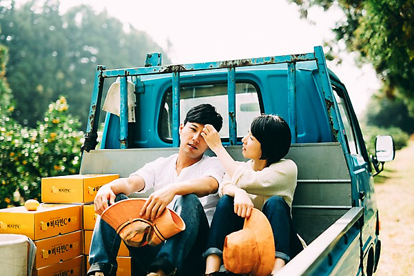 포토 JPG 주간 부부 여자 남자 휴식 앉기 상반신 성인 야외 두명 앞모습 30대 제주도 농장 다정 한국인 트럭 부부라이프 성인만 국내포토 자연요소 라이프스타일 커플 뷰포인트 컨셉 농업 모션 자동차 한국 사람 동양인 장년 파일형식