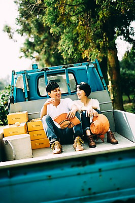 포토 JPG 주간 전신 부부 여자 남자 휴식 앉기 성인 야외 두명 앞모습 30대 제주도 농장 다정 한국인 트럭 부부라이프 성인만 국내포토 자연요소 라이프스타일 커플 뷰포인트 컨셉 농업 모션 자동차 한국 사람 동양인 장년 파일형식