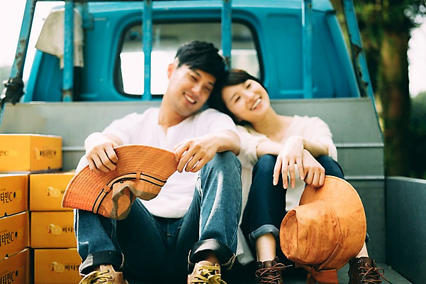 포토 JPG 주간 부부 여자 남자 휴식 미소 앉기 상반신 성인 야외 두명 앞모습 30대 제주도 농장 다정 한국인 트럭 부부라이프 성인만 국내포토 자연요소 라이프스타일 커플 뷰포인트 컨셉 농업 모션 자동차 한국 표정 사람 동양인 장년 파일형식