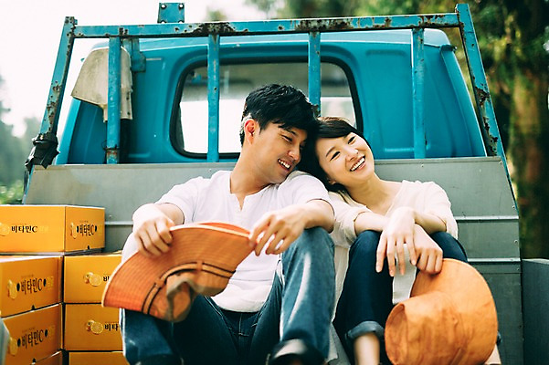 포토 JPG 주간 부부 여자 남자 휴식 앉기 상반신 성인 야외 두명 앞모습 30대 제주도 농장 다정 한국인 트럭 부부라이프 성인만 국내포토 자연요소 라이프스타일 커플 뷰포인트 컨셉 농업 모션 자동차 한국 사람 동양인 장년 파일형식