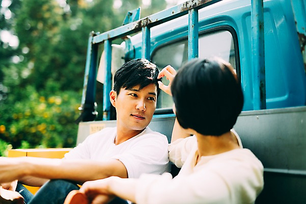 포토 JPG 주간 부부 여자 남자 휴식 미소 앉기 성인 야외 두명 앞모습 30대 제주도 농장 다정 한국인 트럭 부부라이프 성인만 국내포토 자연요소 라이프스타일 커플 뷰포인트 컨셉 농업 모션 자동차 한국 표정 사람 동양인 장년 파일형식