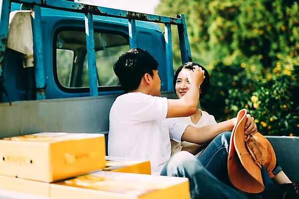 포토 JPG 주간 부부 여자 남자 휴식 앉기 성인 야외 두명 앞모습 뒷모습 30대 제주도 농장 다정 한국인 트럭 부부라이프 성인만 국내포토 자연요소 라이프스타일 커플 뷰포인트 컨셉 농업 모션 자동차 한국 사람 동양인 장년 파일형식