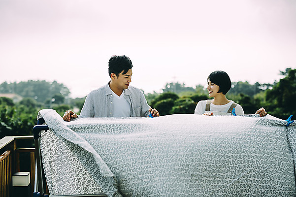 포토 JPG 주간 부부 여자 남자 여유 서기 상반신 성인 야외 두명 앞모습 30대 제주도 다정 이불 한국인 옥상 빨래널기 부부라이프 성인만 국내포토 자연요소 라이프스타일 커플 감정 뷰포인트 컨셉 침구 모션 한국 사람 동양인 장년 빨래 파일형식