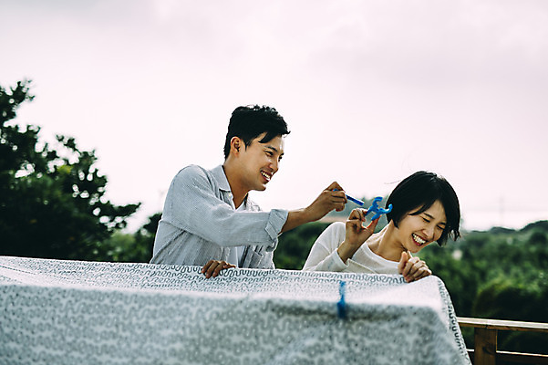 포토 JPG 주간 부부 여자 남자 여유 장난 서기 상반신 성인 야외 두명 앞모습 30대 제주도 다정 이불 한국인 옥상 빨래집게 빨래널기 부부라이프 성인만 국내포토 자연요소 라이프스타일 커플 감정 뷰포인트 컨셉 침구 모션 한국 집게 사람 동양인 장년 빨래 파일형식