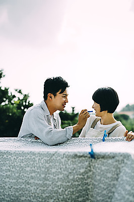 포토 JPG 주간 부부 여자 남자 여유 장난 서기 미소 상반신 성인 야외 두명 옆모습 30대 제주도 다정 이불 한국인 옥상 빨래집게 빨래널기 부부라이프 성인만 국내포토 자연요소 라이프스타일 커플 감정 뷰포인트 컨셉 침구 모션 한국 표정 집게 사람 동양인 장년 빨래 파일형식