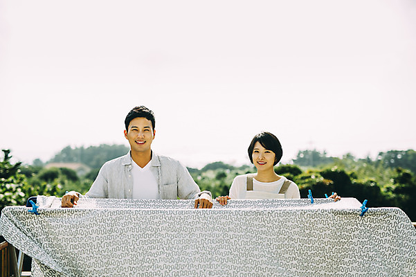 포토 JPG 주간 부부 여자 남자 여유 서기 미소 상반신 성인 야외 두명 앞모습 30대 제주도 다정 이불 한국인 옥상 빨래널기 부부라이프 성인만 국내포토 자연요소 라이프스타일 커플 감정 뷰포인트 컨셉 침구 모션 한국 표정 사람 동양인 장년 빨래 파일형식