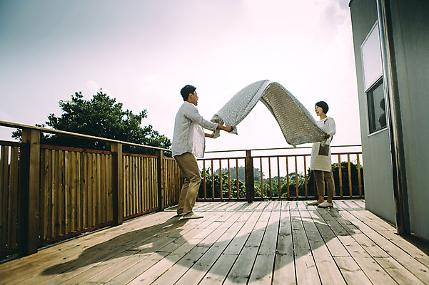 포토 JPG 주간 전신 부부 여자 남자 여유 서기 성인 야외 두명 옆모습 30대 제주도 다정 이불 한국인 잡기 옥상 부부라이프 성인만 국내포토 자연요소 라이프스타일 커플 감정 뷰포인트 컨셉 침구 모션 한국 사람 동양인 장년 파일형식