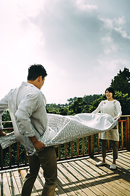 포토 JPG 주간 전신 부부 여자 남자 여유 서기 미소 들기 성인 야외 두명 앞모습 뒷모습 30대 제주도 다정 이불 한국인 옥상 부부라이프 성인만 국내포토 자연요소 라이프스타일 커플 감정 뷰포인트 컨셉 침구 모션 한국 표정 사람 동양인 장년 파일형식