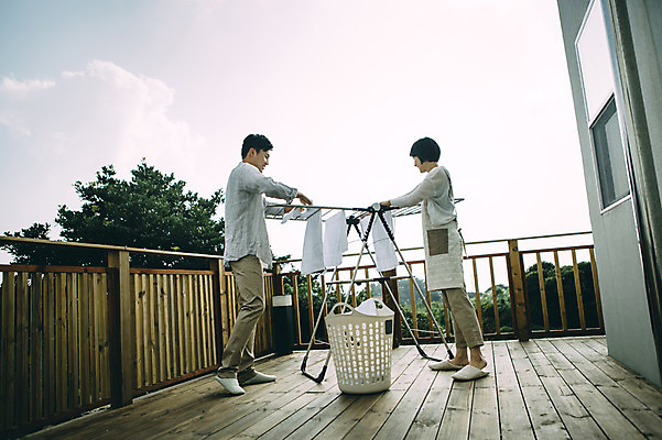 포토 JPG 주간 전신 부부 여자 남자 여유 서기 성인 야외 두명 옆모습 30대 제주도 다정 한국인 옥상 빨래널기 빨래바구니 부부라이프 성인만 국내포토 자연요소 라이프스타일 커플 감정 뷰포인트 컨셉 모션 한국 사람 동양인 장년 바구니 빨래 파일형식