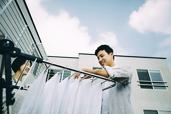 포토 JPG 주간 구름 부부 여자 남자 여유 하늘 서기 미소 상반신 성인 야외 두명 옆모습 30대 제주도 다정 한국인 옥상 빨래널기 부부라이프 성인만 국내포토 자연요소 라이프스타일 커플 감정 뷰포인트 컨셉 모션 한국 표정 사람 동양인 장년 빨래 파일형식