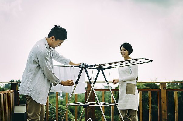 포토 JPG 주간 부부 여자 남자 여유 서기 미소 상반신 성인 야외 두명 앞모습 옆모습 30대 제주도 다정 한국인 옥상 빨래널기 빨래대 부부라이프 성인만 국내포토 자연요소 라이프스타일 커플 감정 뷰포인트 컨셉 모션 한국 표정 사람 동양인 장년 빨래 파일형식