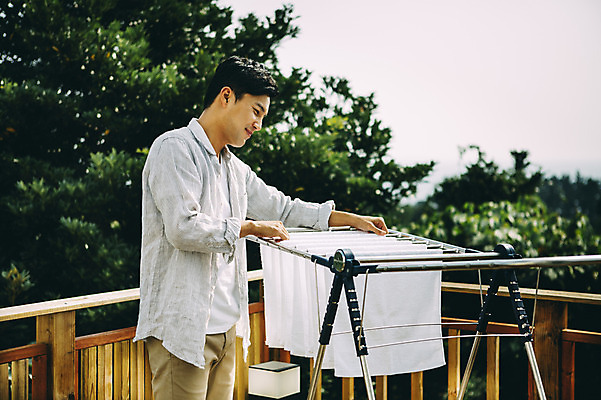 포토 JPG 주간 남자 여유 한명 서기 미소 상반신 성인 야외 옆모습 30대 제주도 한국인 옥상 빨래널기 남자만 성인남자만 국내포토 자연요소 1 감정 뷰포인트 모션 한국 표정 사람 동양인 장년 빨래 성인만 파일형식