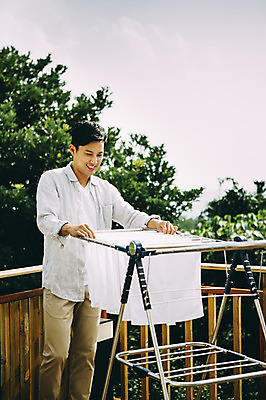 포토 JPG 주간 남자 여유 한명 서기 미소 상반신 성인 야외 앞모습 30대 제주도 한국인 옥상 빨래널기 남자만 성인남자만 국내포토 자연요소 1 감정 뷰포인트 모션 한국 표정 사람 동양인 장년 빨래 성인만 파일형식