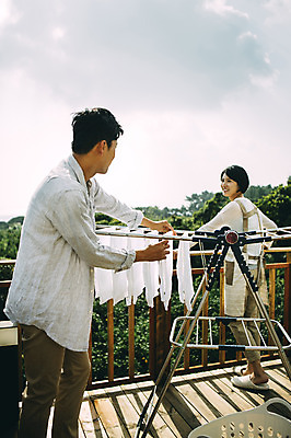 포토 JPG 주간 부부 여자 남자 여유 서기 미소 상반신 성인 야외 두명 옆모습 뒷모습 30대 제주도 다정 한국인 옥상 빨래널기 부부라이프 성인만 국내포토 자연요소 라이프스타일 커플 감정 뷰포인트 컨셉 모션 한국 표정 사람 동양인 장년 빨래 파일형식