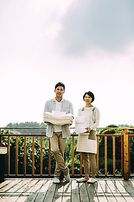 포토 JPG 주간 전신 부부 여자 남자 서기 미소 들기 성인 야외 두명 앞모습 30대 수건 제주도 다정 한국인 옥상 부부라이프 성인만 국내포토 자연요소 라이프스타일 커플 뷰포인트 컨셉 모션 한국 표정 사람 동양인 장년 위생용품 파일형식