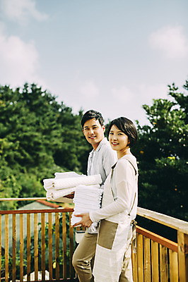 포토 JPG 주간 부부 여자 남자 서기 미소 들기 상반신 성인 야외 두명 옆모습 30대 수건 제주도 다정 한국인 옥상 부부라이프 성인만 국내포토 자연요소 라이프스타일 커플 뷰포인트 컨셉 모션 한국 표정 사람 동양인 장년 위생용품 파일형식