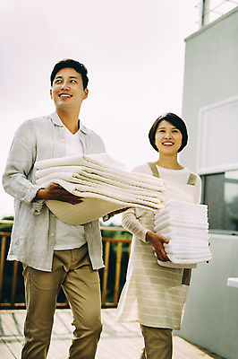 포토 JPG 주간 부부 여자 남자 서기 미소 들기 상반신 성인 야외 두명 앞모습 30대 수건 제주도 다정 한국인 옥상 부부라이프 성인만 국내포토 자연요소 라이프스타일 커플 뷰포인트 컨셉 모션 한국 표정 사람 동양인 장년 위생용품 파일형식