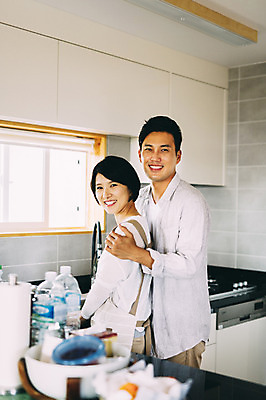 포토 JPG 부부 여자 남자 실내 서기 미소 상반신 성인 두명 옆모습 30대 제주도 주방 다정 한국인 설거지 부부라이프 성인만 국내포토 라이프스타일 커플 뷰포인트 컨셉 가사 모션 한국 표정 사람 동양인 내부 장년 파일형식