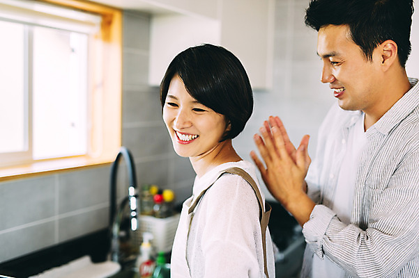 포토 JPG 부부 여자 남자 실내 서기 미소 상반신 성인 두명 옆모습 30대 제주도 주방 다정 한국인 마사지 부부라이프 성인만 국내포토 라이프스타일 커플 뷰포인트 컨셉 모션 한국 표정 사람 동양인 내부 장년 파일형식