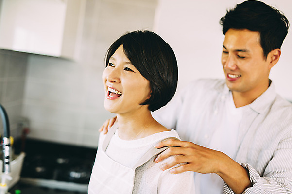 포토 JPG 부부 여자 남자 실내 서기 미소 상반신 성인 두명 옆모습 30대 제주도 주방 다정 한국인 마사지 부부라이프 성인만 국내포토 라이프스타일 커플 뷰포인트 컨셉 모션 한국 표정 사람 동양인 내부 장년 파일형식