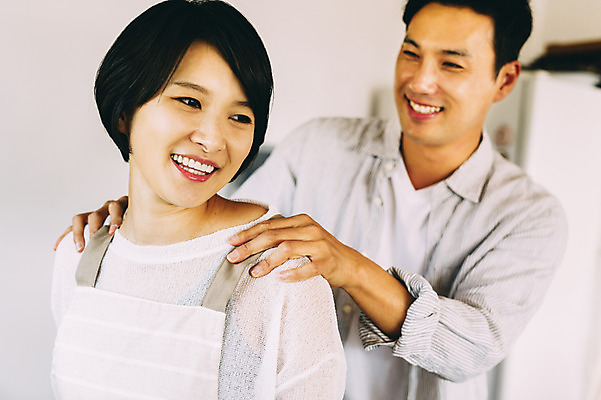 포토 JPG 부부 여자 남자 실내 서기 미소 상반신 성인 두명 앞모습 30대 제주도 주방 다정 한국인 마사지 부부라이프 성인만 국내포토 라이프스타일 커플 뷰포인트 컨셉 모션 한국 표정 사람 동양인 내부 장년 파일형식