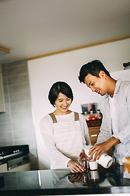 포토 JPG 부부 여자 남자 실내 서기 미소 상반신 성인 두명 앞모습 30대 제주도 주방 다정 한국인 우유 부부라이프 성인만 국내포토 라이프스타일 커플 뷰포인트 컨셉 모션 유제품 한국 표정 사람 동양인 내부 장년 파일형식