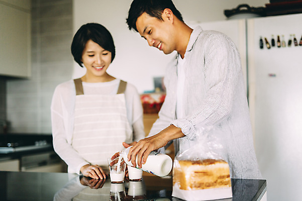 포토 JPG 부부 여자 남자 실내 서기 미소 상반신 성인 두명 앞모습 옆모습 30대 제주도 주방 다정 한국인 우유 식빵 부부라이프 성인만 국내포토 라이프스타일 커플 빵 뷰포인트 컨셉 모션 유제품 한국 표정 사람 동양인 내부 장년 파일형식