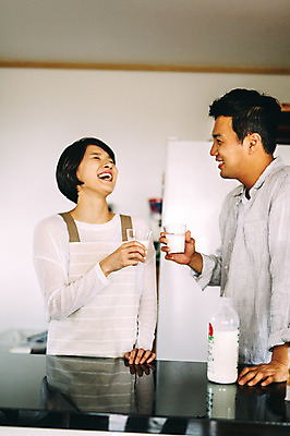 포토 JPG 부부 여자 남자 실내 서기 미소 들기 상반신 성인 두명 앞모습 30대 제주도 주방 다정 한국인 우유 즐거움 부부라이프 성인만 국내포토 라이프스타일 커플 감정 뷰포인트 컨셉 모션 유제품 한국 표정 사람 동양인 내부 장년 파일형식