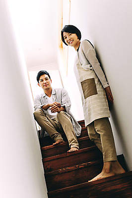 포토 JPG 부부 여자 남자 휴식 실내 서기 미소 앉기 성인 두명 앞모습 옆모습 30대 제주도 계단 다정 한국인 부부라이프 성인만 국내포토 라이프스타일 커플 뷰포인트 컨셉 모션 한국 표정 사람 동양인 내부 장년 파일형식
