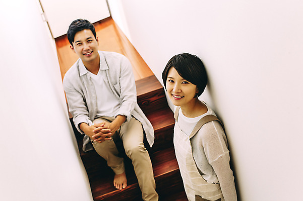 포토 JPG 전신 부부 여자 남자 휴식 실내 서기 미소 앉기 상반신 성인 두명 앞모습 옆모습 30대 제주도 계단 다정 한국인 부부라이프 성인만 국내포토 라이프스타일 커플 뷰포인트 컨셉 모션 한국 표정 사람 동양인 내부 장년 파일형식